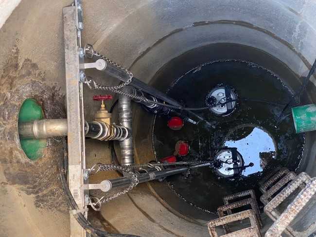 Eine Doppelanlage MultiDrain UV 625-Schmutzwasserpumpen am Gleitrohrsystem im Beton-Außenschacht | Foto: Jung Pumpen