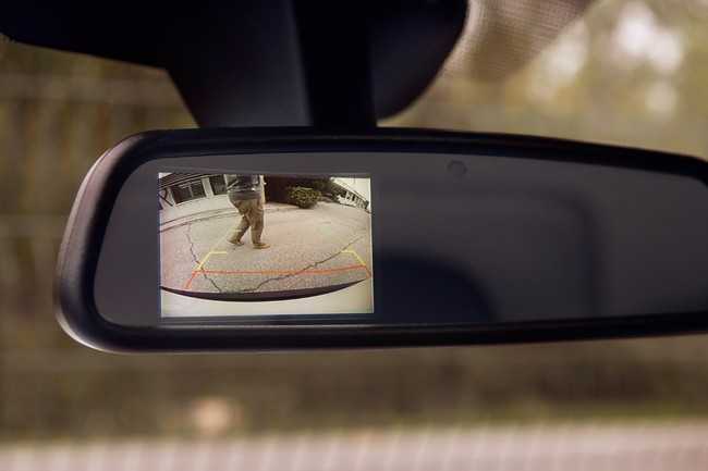 Die Rückfahrkamera projiziert ihr Bild vom rückwärtigen Verkehr in den Innenspiegel des Master Z.E. | Foto: Renault Trucks