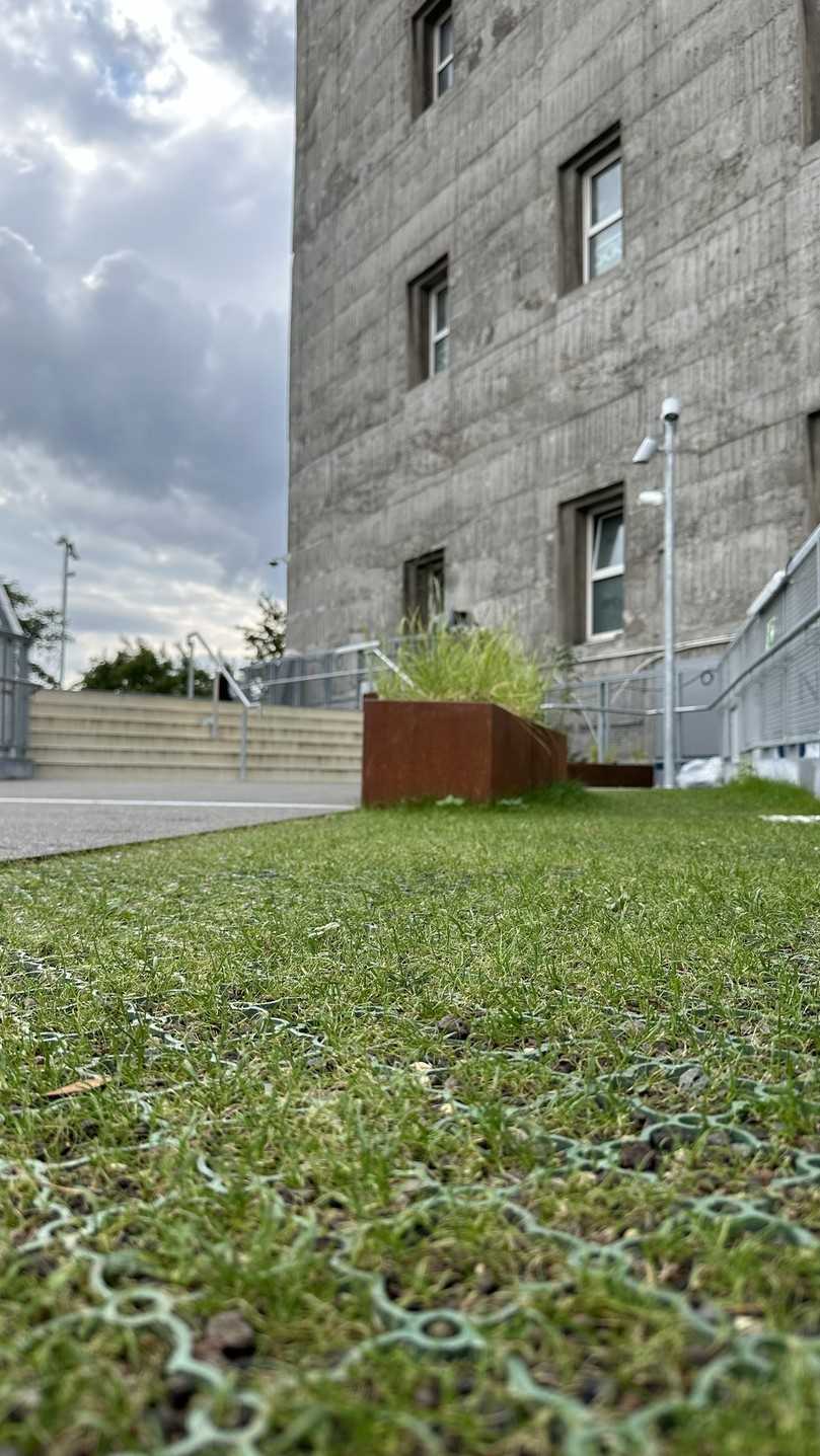 Self Rasenwaben ermöglichen die Einsaat von Grünflächen auf dem „Bergpfad“, der beim Aufstieg spektakuläre Ausblicke über Hamburg verspricht. | Foto: Aco GmbH