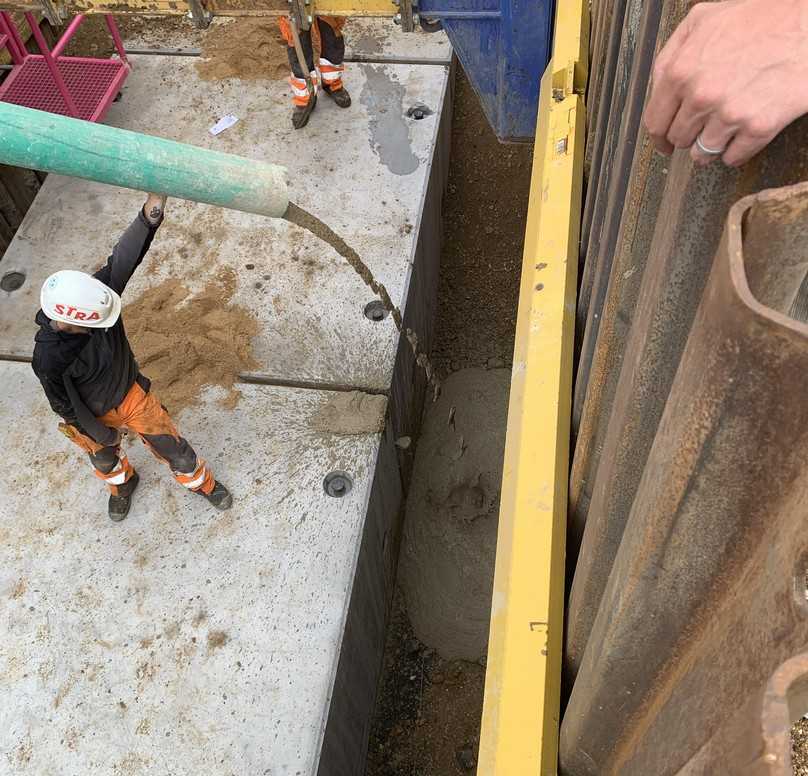 Im Übergangsbereich zum nächsten Baufeld wurde der Rohrgraben mit Flüssigboden verfüllt. | Foto: WVER