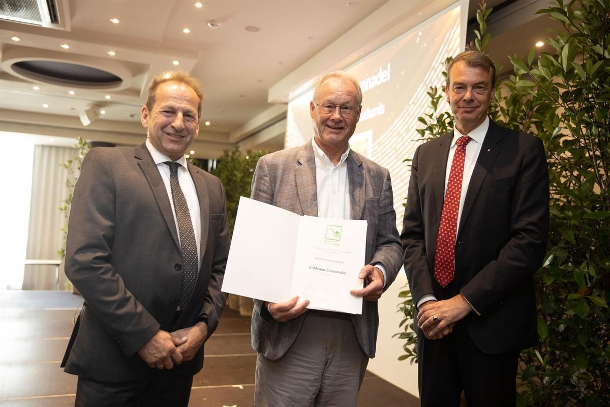 Die „Goldene Ehrennadel“ erhielt der hochverdiente Ehrenamtler und frühere Landesverbandspräsident H. Christian Leonhards (Mitte) | Foto: Bernhard Kreutzer/BGL