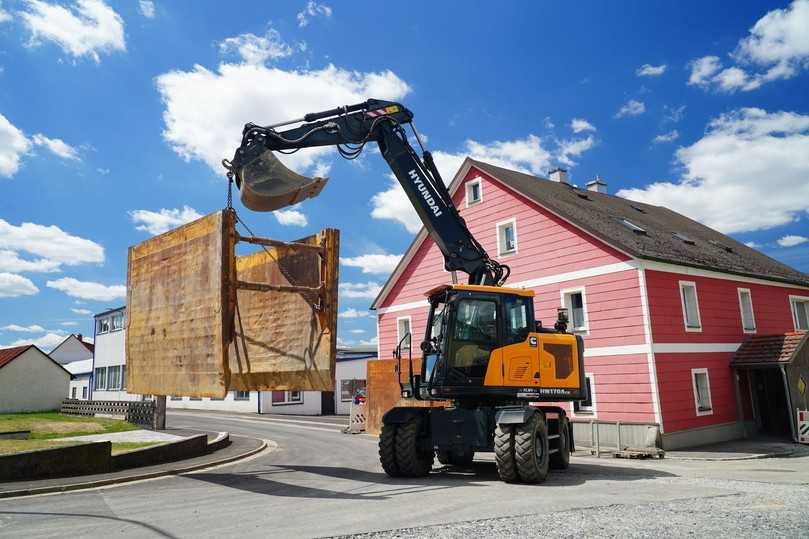 Bis zu 1.300 kg schwere Verbauelemente hebt und verfährt der HW170A CR problemlos ohne sich mit dem Schild abstützen zu müssen. | Foto: HCEE/OBA