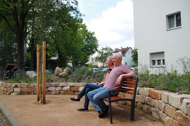 Mehr Lebensqualität in Wohnquartieren – ein naturnaher Vorgarten in Berlin-Neukölln. | Foto: Maier-Bluschke