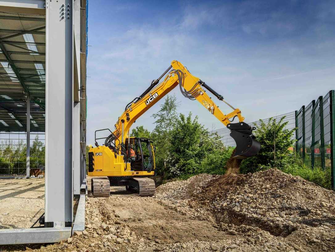 Neuer JCB Kurzheckbagger 145XR