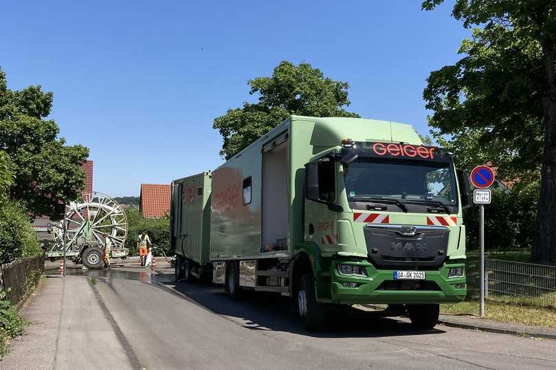 Zur Baustelleneinrichtung zählen neben einem Materialwagen und dem Fahrzeug mit dem Kessel für die Dampferzeugung der Überwachungswagen für die Kanalroboter. | Foto: Geiger Kanaltechnik