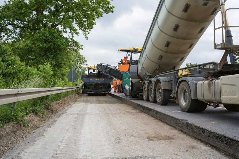 Übergabe des BSM-Kaltmischguts vom Vögele-Beschicker MT 3000-3i an den Straßenfertiger Super 1900-3i. | Foto: Wirtgen