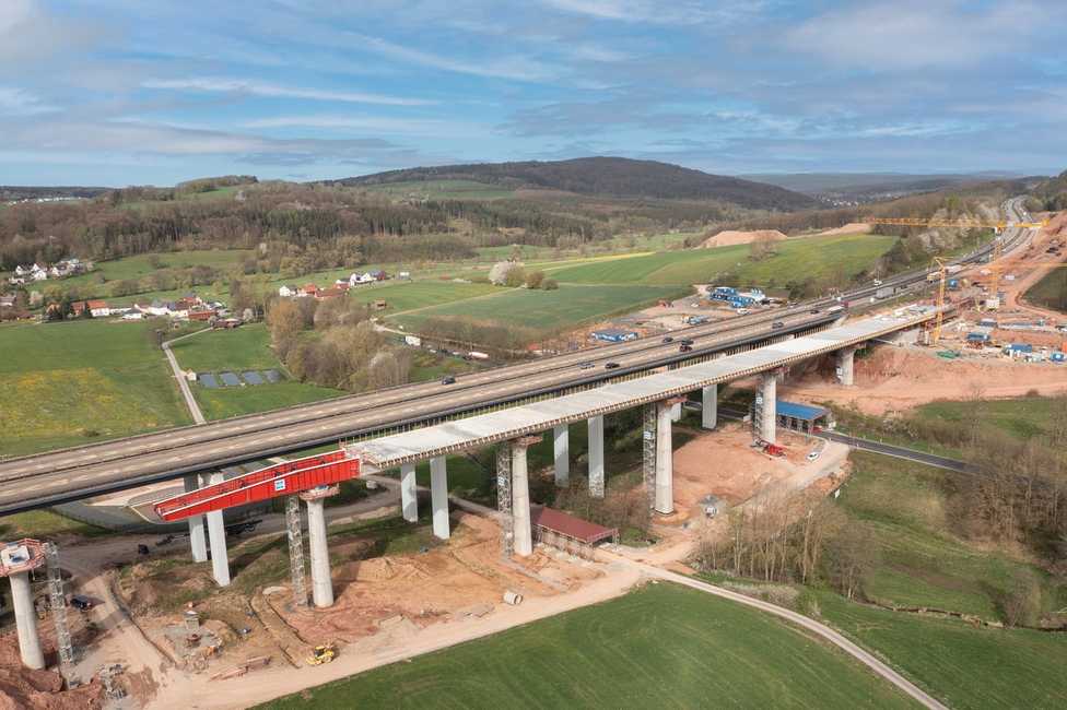 Brückenbau im Taktschiebeverfahren: Schalungsexpertise für die Thalaubachtalbrücke