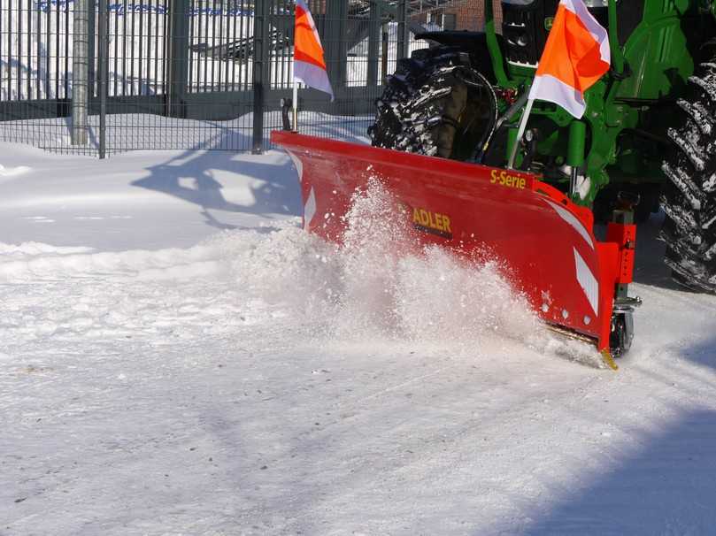 Das Schneeschild der S-Serie mit einer Arbeitsbreite von drei Meter ist eher für den großen Schlepper gedacht. | Foto: ADLER Arbeitsmaschinen