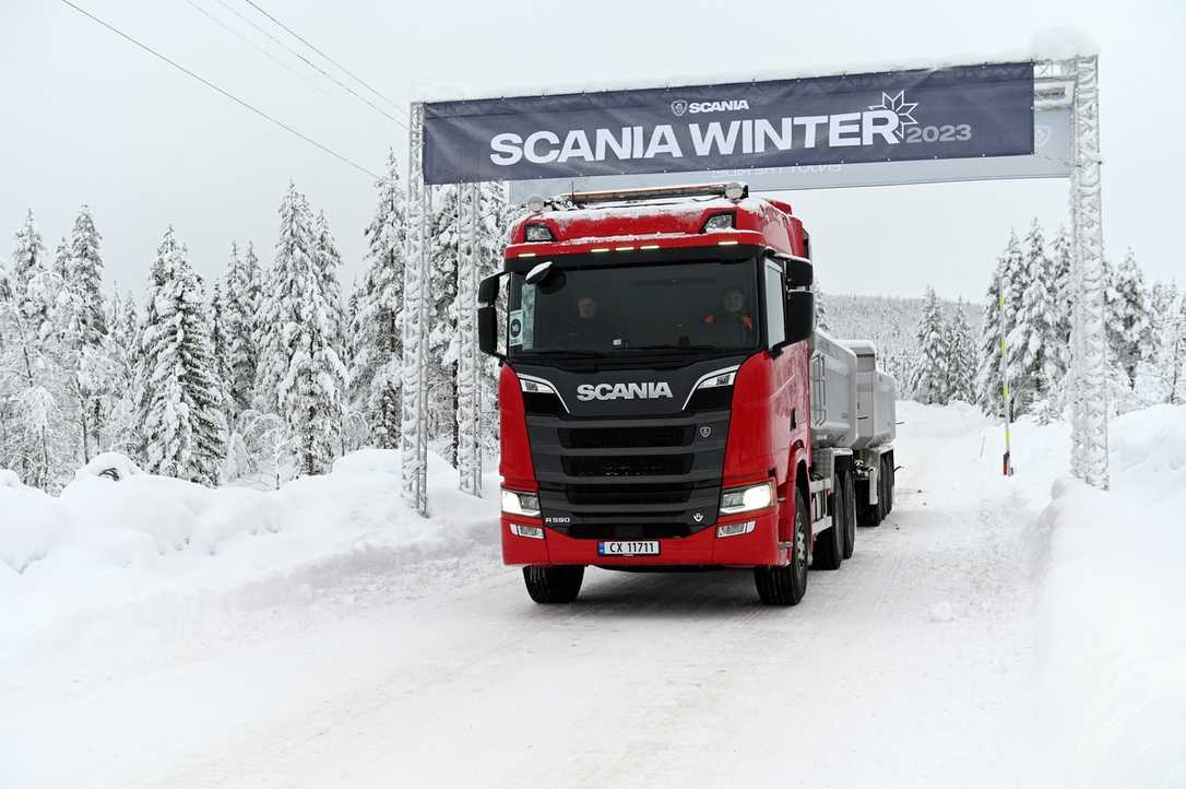 Scania Winter Drive: Schwere Lkw im Test auf Eis und Schnee