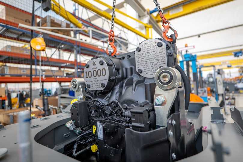 Alle haben unterschrieben: Das von der ZF-Belegschaft handschriftlich signierte 10.000ste Xpower-Getriebe vor dem Einbau in den Liebherr-Radlader. | Foto: Liebherr Alle haben unterschrieben: Das von der ZF-Belegschaft handschriftlich signierte 10.000ste Xpower-Getriebe vor dem Einbau in den Liebherr-Radlader. | Foto: Liebherr