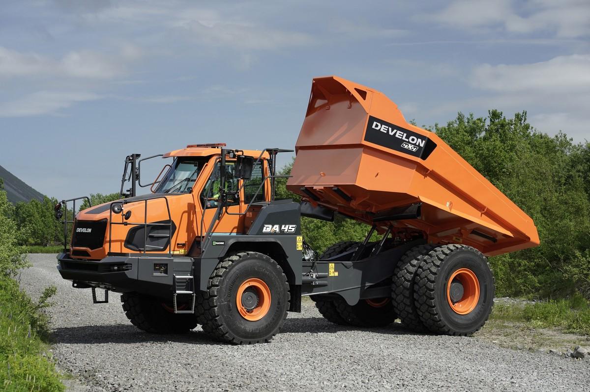 Develon (ehemals Doosan Infracore) hat es 2023 Bell Equipment gleichgetan und einen zweiachsigen Knicklenker mit Gesteinsmulde auf den Markt gebracht: Der DA45 4x4 schleppt bis zu 41 Tonnen. | Foto: Develon