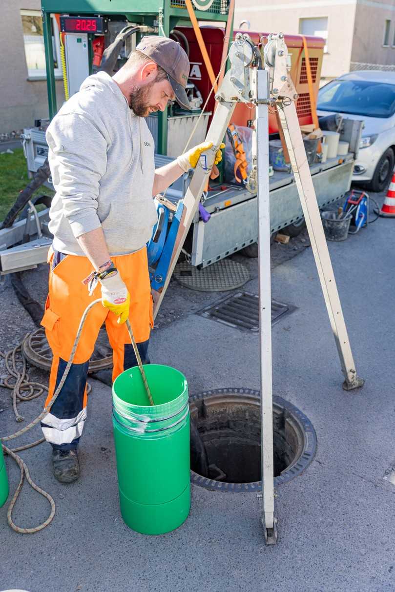 Beim TIP-Verfahren wird ein werkseitig vorgefertigtes Rohr mit kontrollierter Zugkraft in die bestehende Altrohrleitung eingezogen. | Foto: Sanierungstechnik Dommel Beim TIP-Verfahren wird ein werkseitig vorgefertigtes Rohr mit kontrollierter Zugkraft in die bestehende Altrohrleitung eingezogen. | Foto: Sanierungstechnik Dommel