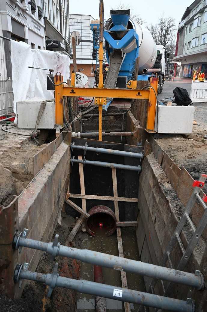 Verbaufeldweise wurden die Kanalrohre mit Flüssigboden ummantelt. | Foto: Funke Kunststoffe