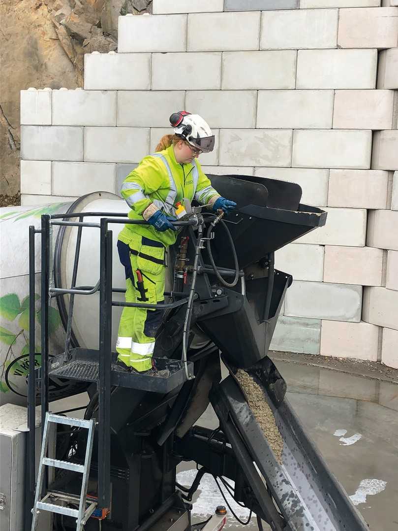 Evelina Gustafsson bedient die Leichtbautrommel ihres E-Fahrmischers genauso wie beim Dieseltruck. | Foto: Volvo Trucks