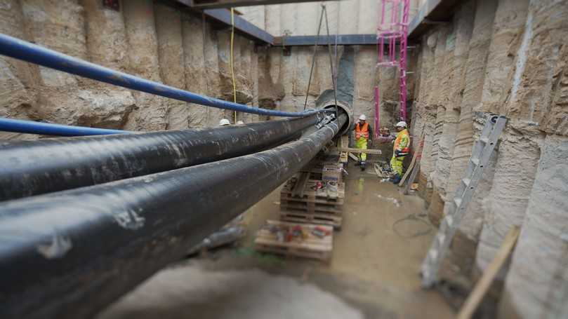 Die vier Fernwärmerohrsysteme wurden durch einen Mikrotunnel unter den Gleisen verlegt. | Foto: Brugg Pipes Die vier Fernwärmerohrsysteme wurden durch einen Mikrotunnel unter den Gleisen verlegt. | Foto: Brugg Pipes