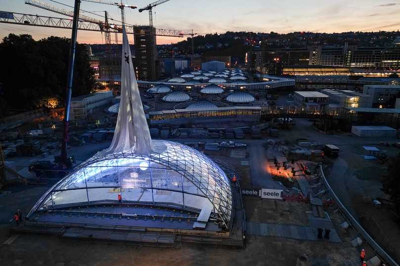 Enthüllung am Stuttgarter Hauptbahnhof: Nach den 27 Lichtaugen hat Seele auch das erste Eingangsportal zur Bahnsteighalle fertiggestellt. | Foto: DB Projekt Stuttgart–Ulm GmbH Enthüllung am Stuttgarter Hauptbahnhof: Nach den 27 Lichtaugen hat Seele auch das erste Eingangsportal zur Bahnsteighalle fertiggestellt. | Foto: DB Projekt Stuttgart–Ulm GmbH