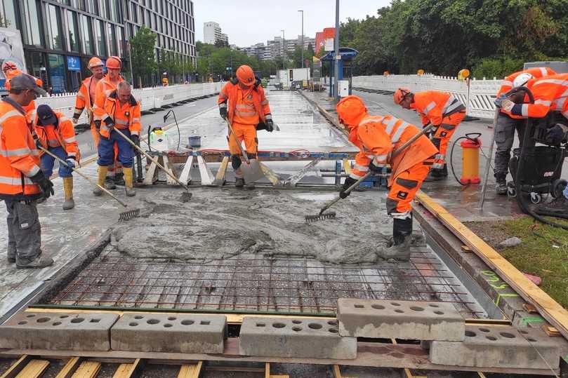 Der Ultra-Hochleistungs-Faser-Beton wird in einem mehrschichtigen Verfahren auf die Fahrbahn aufgetragen. Dem UHFB sind 16 mm lange Stahlfasern beigemischt. | Foto: Jungwirth, HM