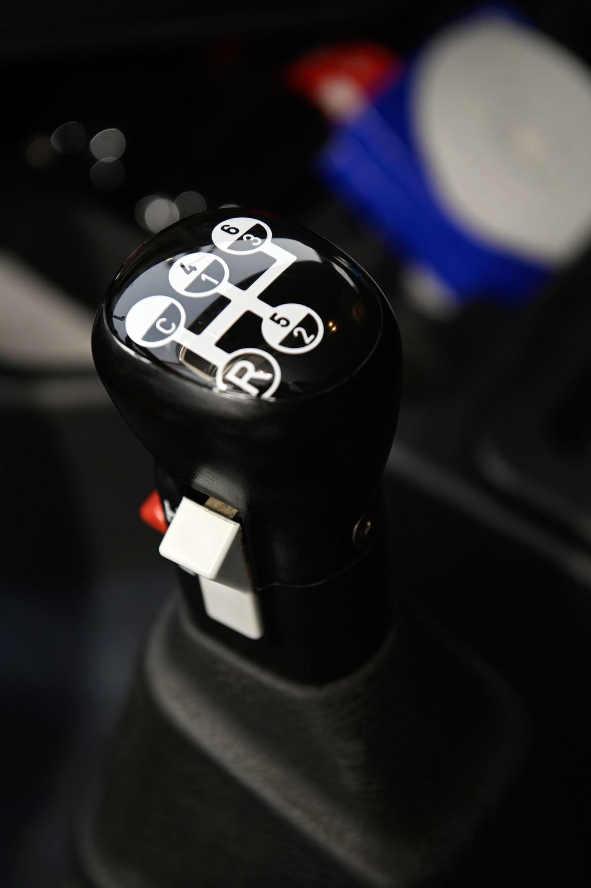 Das Range-/Splitt-Getriebe im Volvo-Oldie verlangt dem Fahrer mehr Handarbeit ab. | Foto: Quatex
