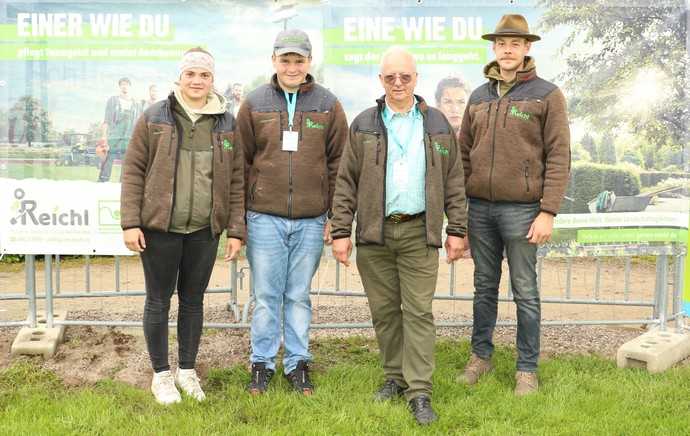 Sissi Braun, Mathias Rudolph, Otto Reichl und Alexander Brinkord informierten beim Schierseer Gartenzauber über die Ausbildung im Garten- und Landschaftsbau. | Foto: Jochen Henning, VGL Bayern