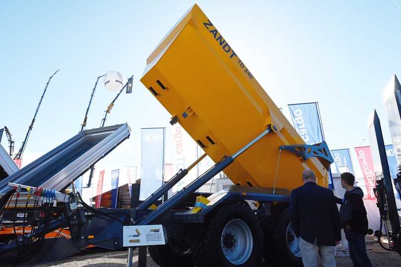 Stark in der Erdbewegung: Der Tandem-Dumper-Anhänger TD 240 der neuesten Serie von Zandt cargo hat eine optimierte Mulde, ein verbessertes Fahrwerk und mehr Fahrkomfort. | Foto: QUATEX