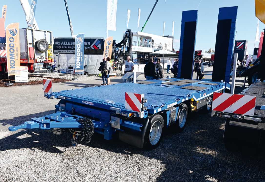 Zandt cargo bietet Drehschemel-Anhänger AT-P 400 für den Baumaschinen-Transport