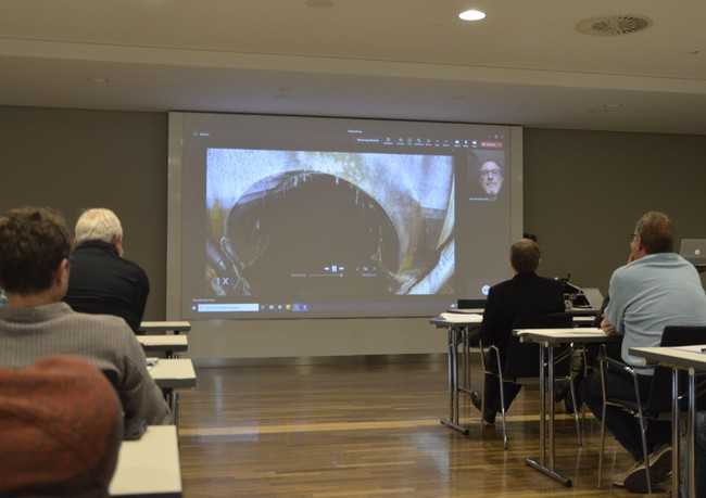 Heute keine Seltenheit mehr: ein digitaler Vortrag, hier von Alexander Ringe, Berliner Wasserbetriebe, zu deren Erfahrungen mit Inspektionsdrohnen über Videozuschaltung. | Foto: B_I/Stärck