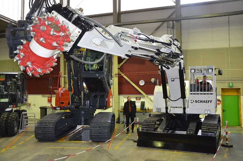 Die Tunnelbagger sind zu einem weiteren Standbein der Atlas Maschinen GmbH geworden. Mit dem Drehgelenk im Ausleger und der Schaeff-Anbaufräse arbeitet der Bagger wirtschaftlich und platzsparend im Tunnel.