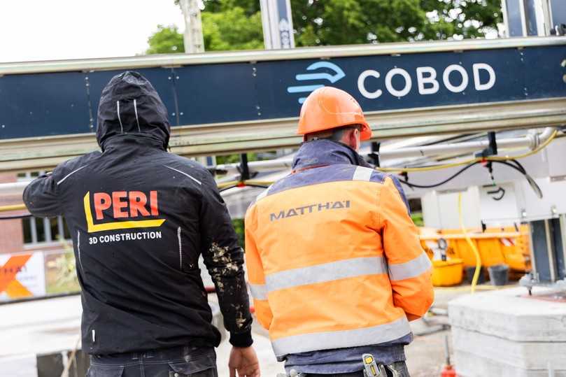 Beim Einsatz des Cobod Bod2 arbeiten Matthäi Schlüsselfertigbau und Peri 3D Construction eng zusammen. | Foto: Matthäi-Gruppe/PERI 3D Construction Beim Einsatz des Cobod Bod2 arbeiten Matthäi Schlüsselfertigbau und Peri 3D Construction eng zusammen. | Foto: Matthäi-Gruppe/PERI 3D Construction