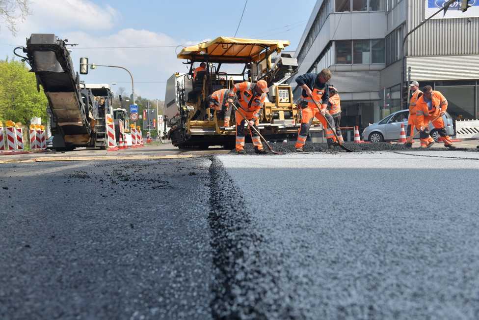 Materialmangel am Bau: Öl-Embargo gefährdet Bitumen-Versorgung im Straßenbau