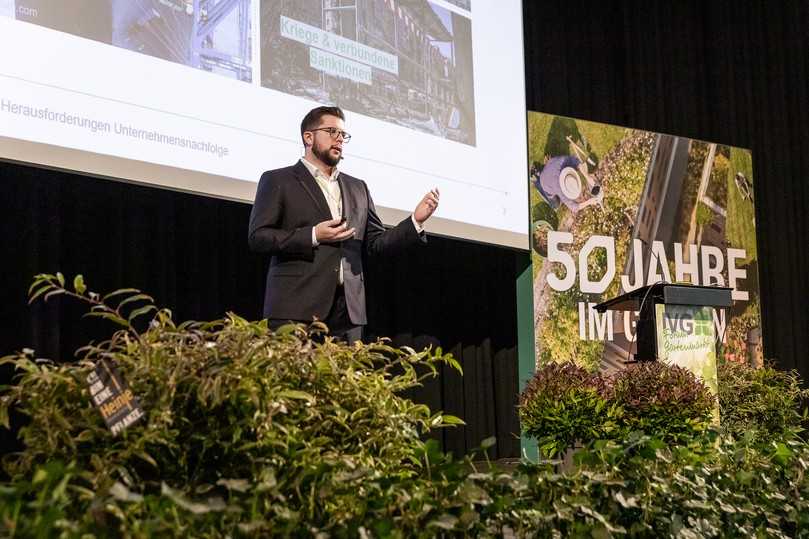 Philipp Braungardtbeschreibt anschaulich die Nachfolgeprozesse in seinem Familienunternehmen. | Foto: Industrieverband Garten e.V.