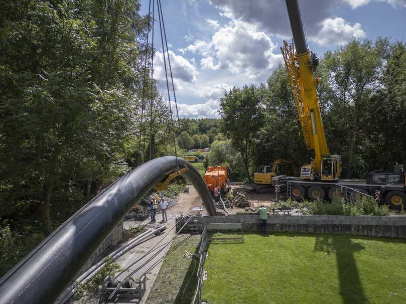 Rohreinzug des PE-HD-Schutzrohres DA 630 mm | Foto: Matthias Ruppert Bauunternehmen