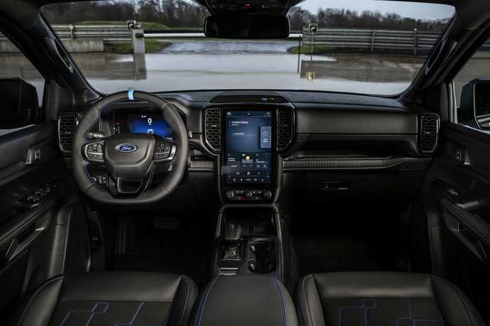 Markanter Auftritt:  Der Ford Ranger MS-RT wirkt u.a. mit einem Sportlenkrad inklusive blauer 12-Uhr-Markierung sowie neuen Frontsitzen auch im Inneren sportlich. | Foto: Ford-Werke GmbH