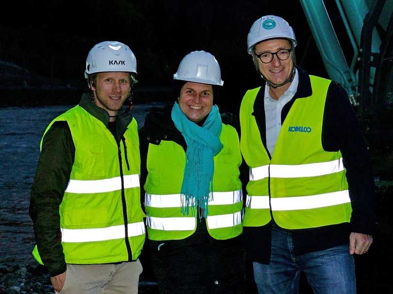 Später Ortstermin an der Salzach (v. l.): Markus Gappmaier, Leiter Baumaschinen bei Moosleitner, EMB-Kundenberaterin Markéta Duchkova und Hanns-Markus Renz, Kobelco-Vertriebsleiter D-A-CH. | Foto: Kobelco