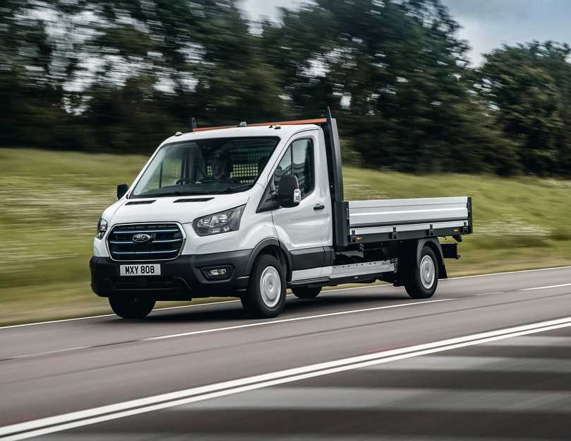 Ford Transit kommt mit Front-, Heck- oder Allradantrieb auf die Straße. Die vollelektrische Batterieversion ist seit Mai 2022 auch als Einzel- und Doppelkabine mit Heckantrieb zu haben. | Foto: Ford