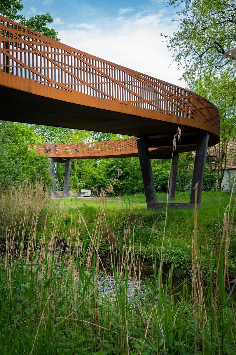 Die Brücke ist Teil der Dahlke-Promenade in Gütersloh, die den historischen Stadtkern mit der Landschaft im Westen verbindet. | Foto: Benno Schulz