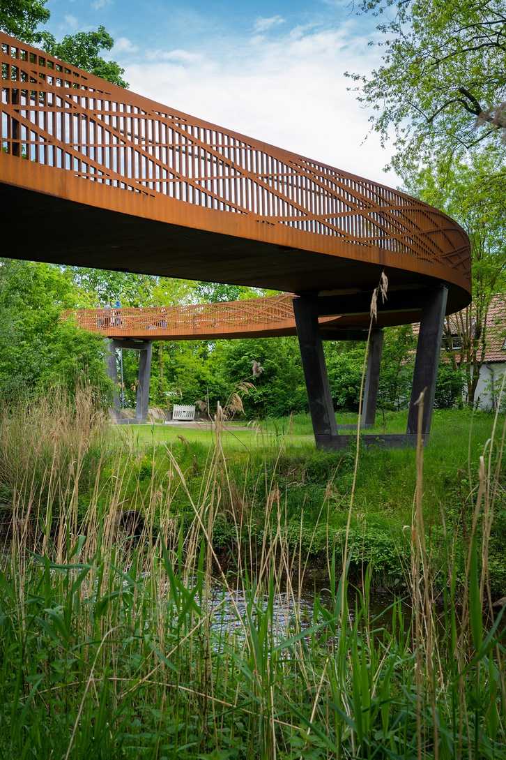 Die Brücke ist Teil der Dahlke-Promenade in Gütersloh, die den historischen Stadtkern mit der Landschaft im Westen verbindet. | Foto: Benno Schulz