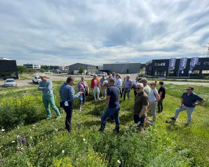 Besichtigung biodiversitätsfördernder Flächen: Die Firma IRS Systementwicklung erhielt dafür die Auszeichnung „Blühender Betrieb" vom bayerischen Umweltministerium. | Foto: VGL Bayern/Martin Sandkühler