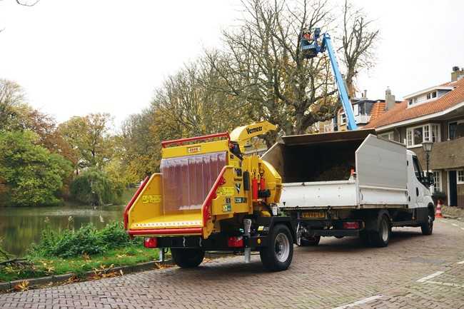 Nach den Schnittarbeiten in den Vermeer BC230 Holzhäcksler und von dort auf die Ladefläche des Transporters: ein effektives Gespann. | Foto: Vermeer