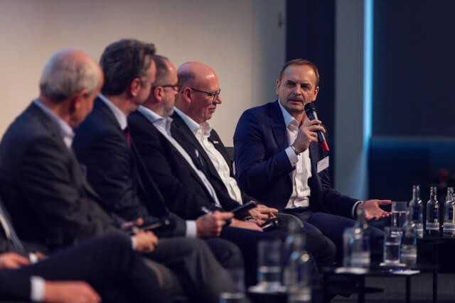 Zuhören und voneinander lernen: Wacker-Neuson-CEO Martin Lehner (rechts) will beim digitalen Wandel mit seinem Unternehmen auf dem Laufenden bleiben. | Fotos: Offenblende