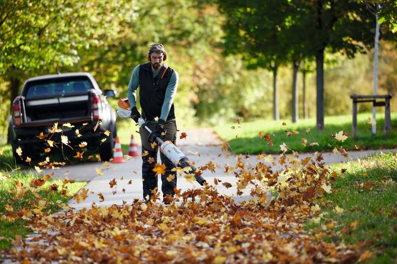 Der Akku-KombiMotor Stihl KMA 120 R ermöglicht Hausmeisterdiensten oder Besitzern größerer Grundstücke und Gärten die rundum Grün- und Grundstückspflege. | Foto: Stihl