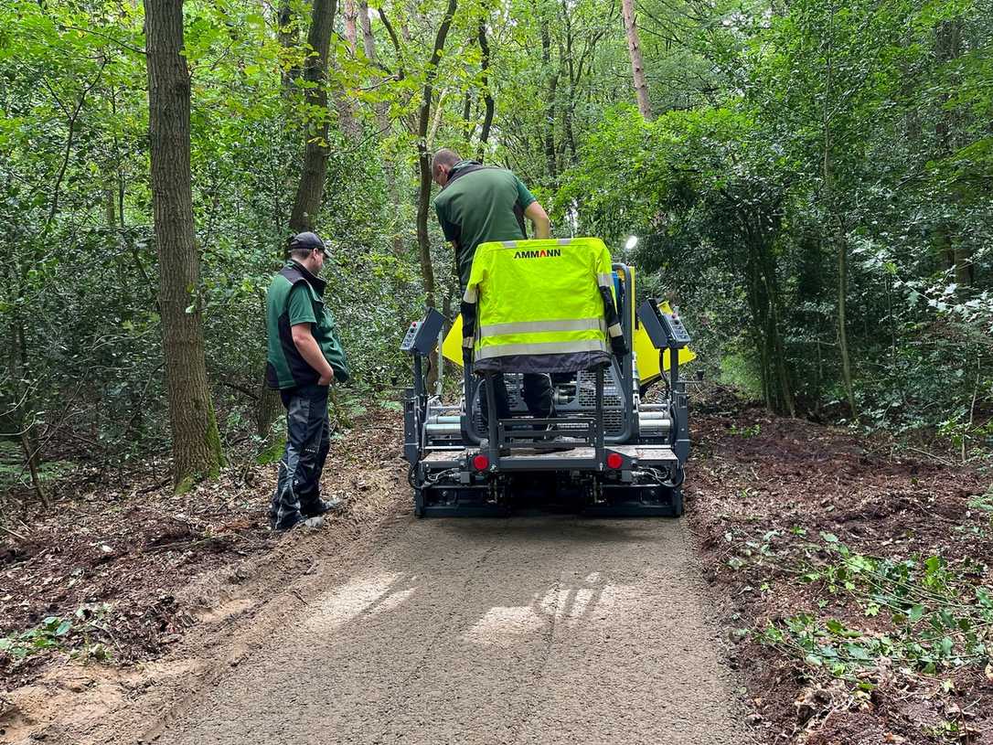 Ammann-Fertiger baut Schotterweg: Schnell und qualitativ hochwertig