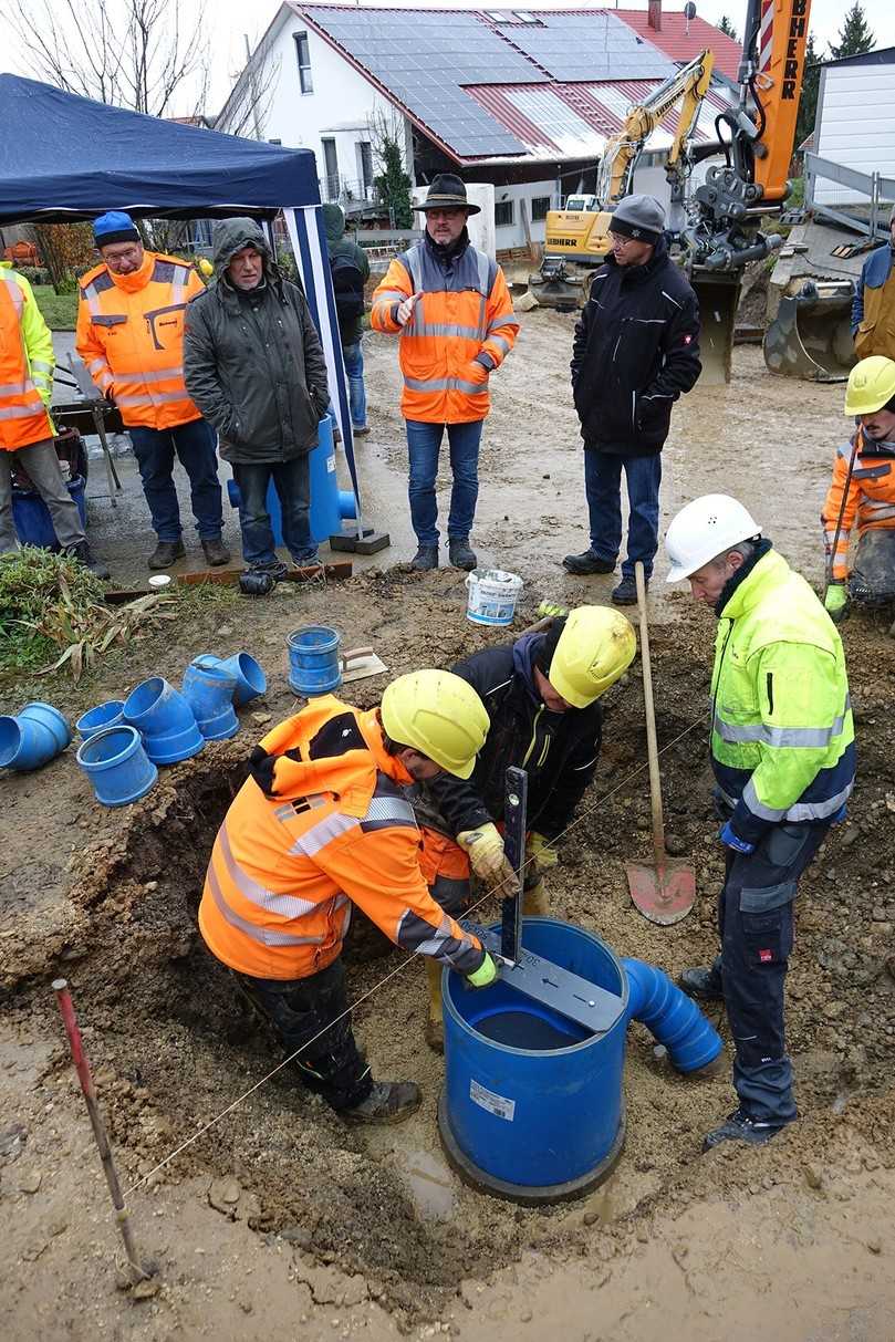 Nach dem Aufsetzen des Kunststoffunterteils wird dieses ausgerichtet. Der perfekte Sitz des Straßenablaufs ist die Grundlage für einen langlebigen und reibungslosen Einsatz. | Foto: Funke Kunststoffe