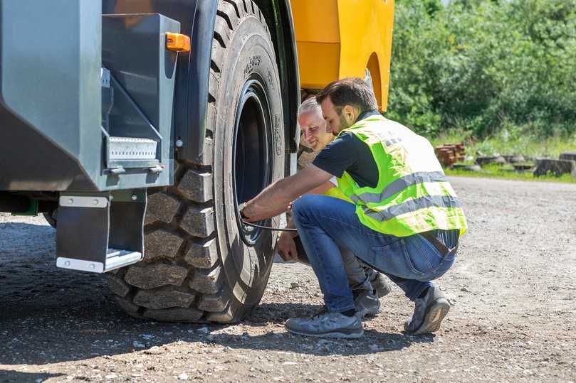 Das Team des Reifenhändlers Bohnenkamp unterstützte die Bunte-Crew beim Reifentest an den Bergmann-Dumpern. | Foto: Bohnenkamp